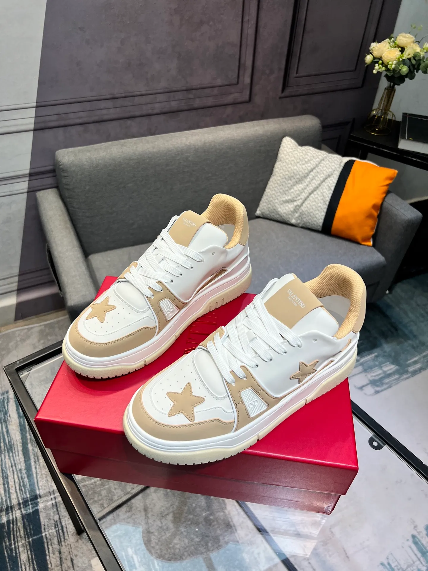 Men's Men's Shoes 💰660 Valentino 2023 early autumn new star shoes are now online! Wang Hedi and Ren Jialun have been worn by many celebrities. Who can refuse the same couple shoes as Wang Hedi! The design of Stars Stab My Heart is cool and spicy. The material of the shoes is cowhide, and every color is beautiful! Size 35-40, men’s size 39-44 (women’s 41, men’s 38, 45🉑️customized)